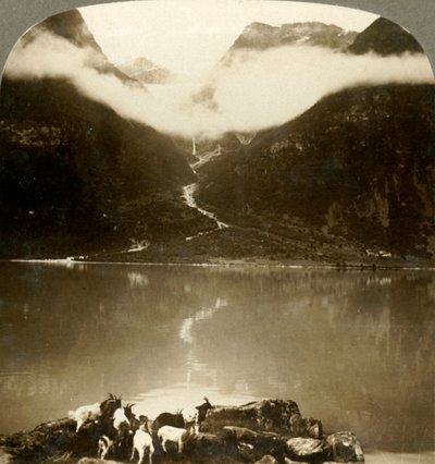漂流する雲の上に輝くグリテレイド氷河、ノルウェー、c1905、穏やかなオルデン湖。 作： Unbekannt