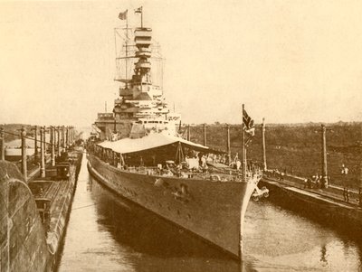 ヨーク公爵と公爵夫人が乗船したパナマ運河を通過するHMSレナウン、c1930 作： Unbekannt