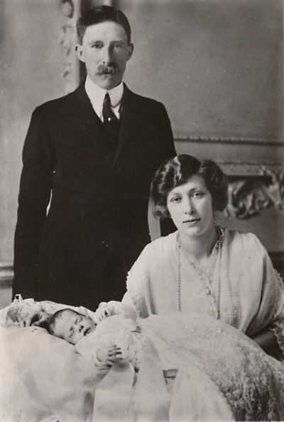 HRHプリンセスメアリー＆子爵ラセルと息子、ジョージヘンリーヒューバートラセル、1923年。 作： Unbekannt