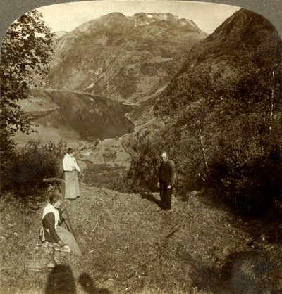 マロク村とミラークリアなガイランゲルフィヨルド、ノルウェー、c1905の上の山棚で干し草 作： Unbekannt