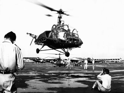 1953年ベトナム、サイゴンのタンソンヌット空軍基地に着陸するヘリコプター 作： Unbekannt