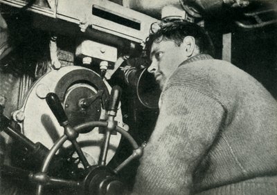 イギリスの潜水艦のヘルムスマン、第二次世界大戦、1945年。 作： Unbekannt