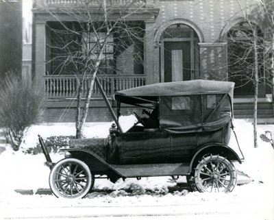 4139 McPherson, St.Louis, Moの自宅前で1916年型フォードを駆るHermann von Schrenk。 作： Unbekannt