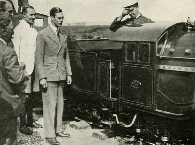 陛下はニューロムニーでミニチュア鉄道を検査、ケント、1926年、1937年。 作： Unbekannt