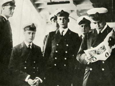 彼の陛下は彼の仲間の士官候補生、c1910s、1937年の間に座りました。 作： Unbekannt