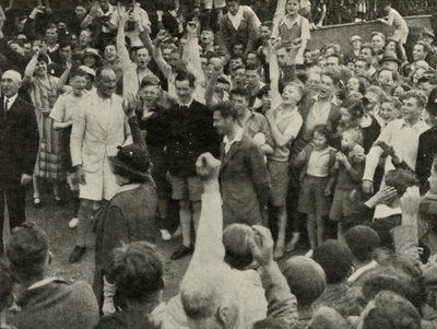 サウスウォルドのボーイズキャンプでの陛下、1937年。 作： Unbekannt