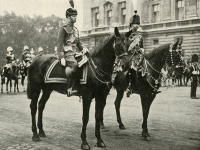 1928年、1937年、トルーピングカラーでグロスター公爵と陛下。 作： Unbekannt