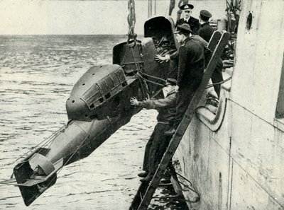第二次世界大戦、1945年、戦車に搭載された有人魚雷を引き上げた。 作： Unbekannt