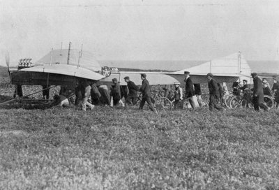 ヒューバートレーサムは、1909年7月25日、フランスのカレー近くのルイブレリオの後、離陸する準備をしています。 作： Unbekannt