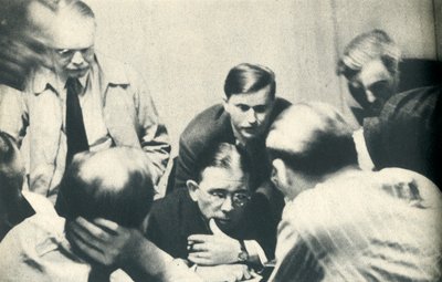 ドイツの収容所の内部。アメリカ人はロンドンを聞く。1942年。 作： Unbekannt