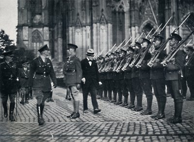 ケルン大聖堂のふもとの軍隊の検査、1919年、1945年 作： Unbekannt