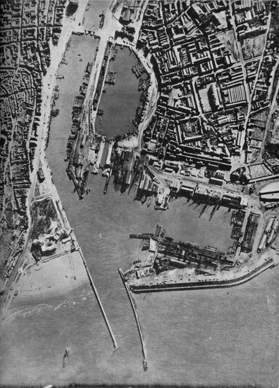 1940年1943年、フランスのブローニュ港に侵入したはしけ。 作： Unbekannt