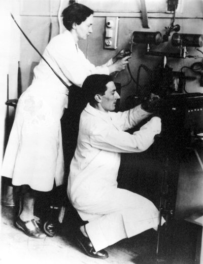 イレーヌ・ジョリオ・キュリーとフレデリック・ジョリオ（フランスの物理学者）、1935年頃 作： Unbekannt