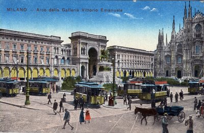 イタリア、ミラノ：ヴィクトル・エマニュエル(Victor-Emmanuel)ギャラリー(Galleria Vittorio Emanuele)の間のドゥオモ広場と凱旋門を走るトラム - 19世紀後半の絵葉書 作： Unbekannt