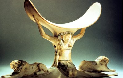 フィギュアで支えられたアイボリーのヘッドレスト、古代エジプト、第18王朝、紀元前1325年 作： Unbekannt