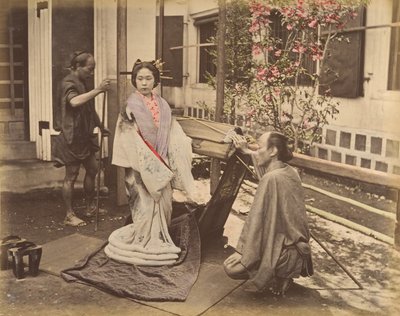 [2 人の男性とポーズをとる伝統的なドレスを着た日本人女性]、1870 年代。 作： Unbekannt