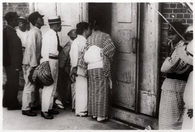 ツェッペリン格納庫を覗く日本人の群衆、霞ヶ浦、日本、1929 1933 作： Unbekannt