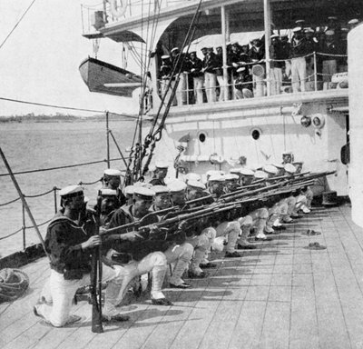 日本の海兵隊員が軍艦ミカサ号に搭乗して掘削、日露戦争、1904-5 作： Unbekannt