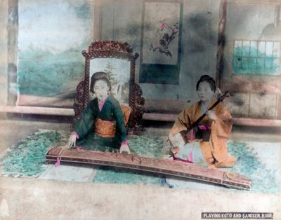 日本の音楽：江東と三味線を演奏する女性、神戸、日本 作： Unbekannt