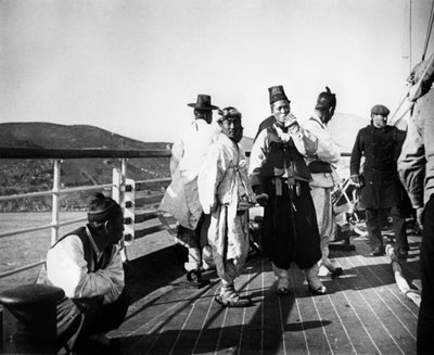 船に乗った日本の役人、韓国、1900 作： Unbekannt