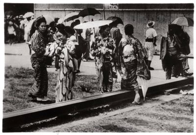 ツェッペリン格納庫の日本人女性、霞ヶ浦、1929 1933 作： Unbekannt