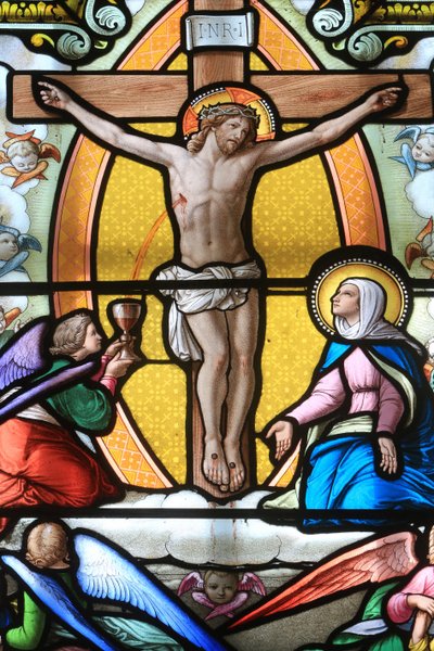 十字架上のイエス・キリスト。ステンドグラスの窓。ラ・サレットの聖母マリアの祠（ラ・サレット・ファラヴォー、フランス 作： Unbekannt