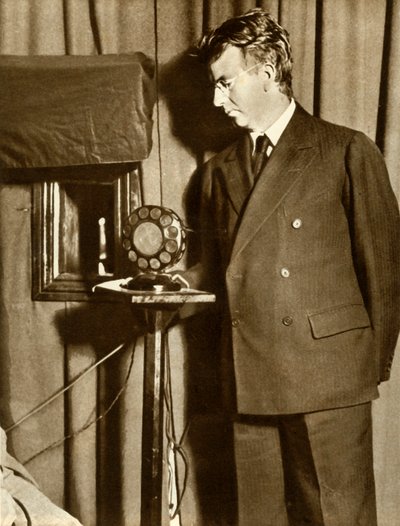 1930年7月14日、1935年に放映される最初のテレビ番組を見ていたジョンロジベアード。 作： Unbekannt