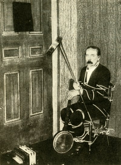 John Nevil Maskelyneがスピリットキャビネットの錯覚、c1910を実行します。 作： Unbekannt