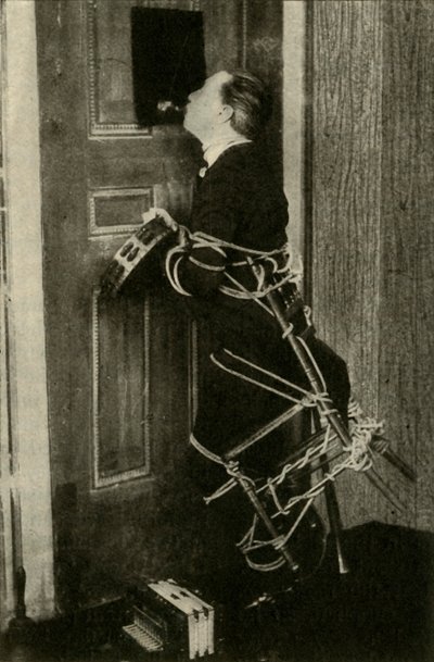 John Nevil Maskelyneがスピリットキャビネットの錯覚、c1910を実行します。 作： Unbekannt