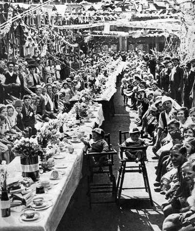 1935年、ロンドンのバターシーにあるオービルロードでの子供向けのジュビリーティーパーティー 作： Unbekannt