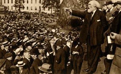 キールハーディは、1933年8月2日、ロンドンのトラファルガースクエアでスピーチを行います。 作： Unbekannt