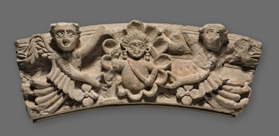 アーチのキーストーン：エンゼルスがサポートするメダリオン内の女性の胸像、400年代。 作： Unbekannt