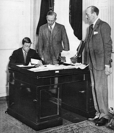 1936年、ロンドンのセントジェームズ宮殿でエドワード8世が彼のスタッフと仕事をしていた 作： Unbekannt