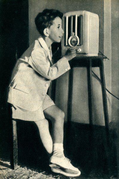 1942年にBBCが誕生日を迎えるために準備した放送を聞いているイラク王ファイサル。 作： Unbekannt