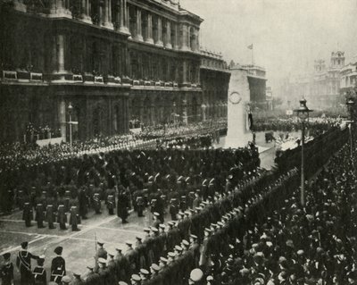 1936年、1937年11月11日、ホワイトホールの慰霊碑で休戦日の式典に出席するジョージ6世王。 作： Unbekannt