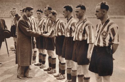 ジョージ6世とエリザベス女王は、1937年のアソシエーションフットボールカップ決勝に出席します。 作： Unbekannt
