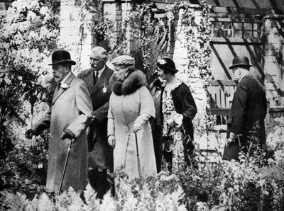 1930年代のロンドン、チェルシーフラワーショーでの王ジョージVとクイーンメアリー 作： Unbekannt