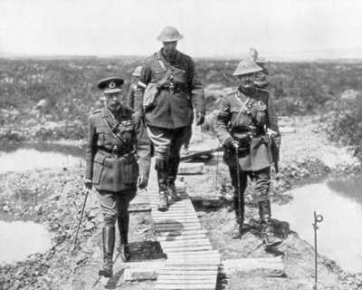 ジョージ5世とカナダのカリー将軍、1917年にビミーとメッシーヌで捕らえられた地面を見る 作： Unbekannt