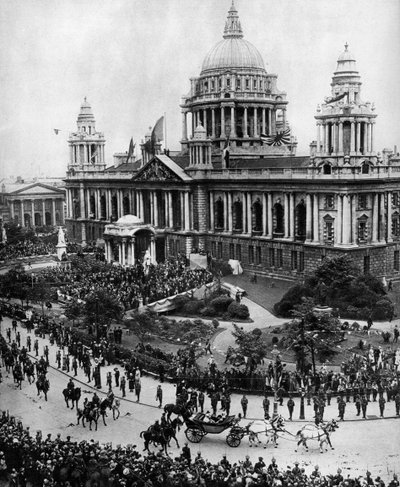 1921年、1935年、国王ジョージ5世がベルファストで最初のアルスター議会を開くために運転 作： Unbekannt