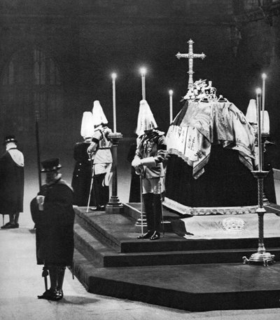 1936年1月、ロンドンのウェストミンスターホールに州で横たわっているジョージ5世 作： Unbekannt