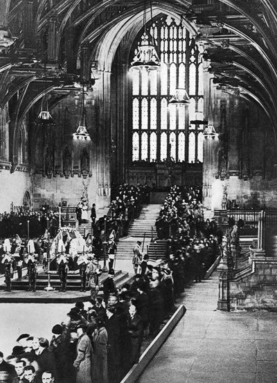 1936年1月、ロンドンのウェストミンスターホールに州で横たわっているジョージ5世 作： Unbekannt
