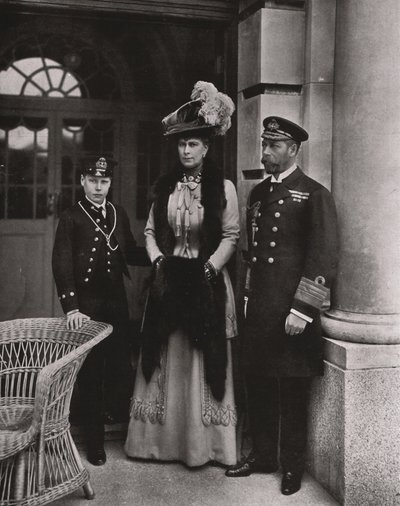 1910年5月、ジョージ王とクイーンメアリーと息子のエドワード王子。 作： Unbekannt