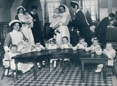 戦争で父親と働いている母親を持つ子供のためのキングスウェイホールクレッシュ、1914 作： Unbekannt