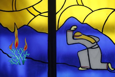 Kon Tum Cathedral。ステンドグラスの窓。モーゼと燃えるブッシュ。コントゥム。ベトナム 作： Unbekannt