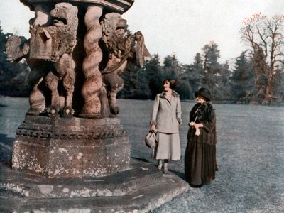 レディエリザベスボウズリヨンとストラスモア伯爵夫人、スコットランドのグラミス城、1923年 作： Unbekannt