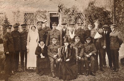 エリザベス夫人とストラスモア伯爵夫人、回復期の負傷兵、1916年 作： Unbekannt
