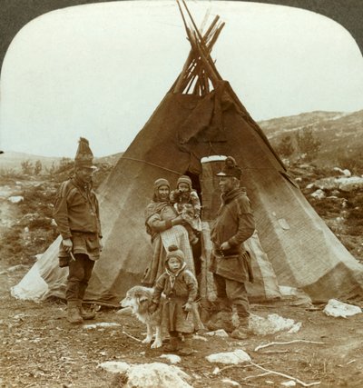 ラプランダー家とそり犬-夏の家の外-ノルウェーの丘の中腹にあるc1905。 作： Unbekannt