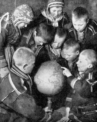 地球を見ているラップの子供たち、1936 作： Unbekannt