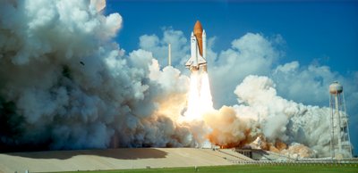 1985年に米国フロリダ州のケネディ宇宙センターからスペースシャトルチャレンジャーを発売 作： Unbekannt