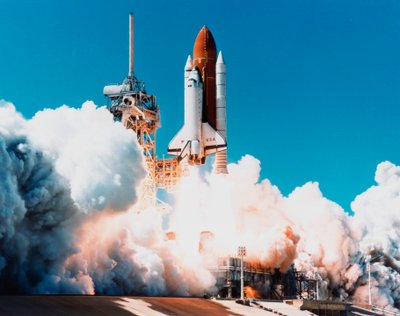 1997年4月4日、米国フロリダ州ケネディ宇宙センターからスペースシャトルコロンビアを打ち上げ 作： Unbekannt